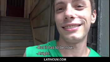 Amateur Twink Latino Boy pagou dinheiro para foder dois homens heterossexuais em prédio abandonado