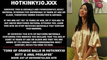 Des tonnes de boules orange dans les fesses Hotkinkyjo et le prolapsus anal