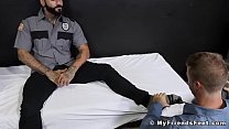 インクを塗った刑務所警備員リッキーオークは囚人に足を舐めさせられる