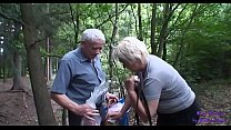 La giovane ragazza incontra una coppia di anziani coniugi scopare nel bosco