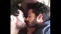 Heißer schwuler Kuss zwischen zwei Indianern | gaylavida.com