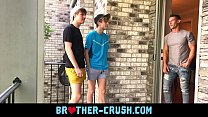 Hermanastros calientes se follan a su vecino mayor cachondo en un trío gay