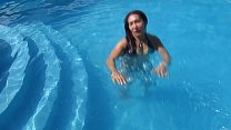 THE BEAUTIFUL MILF GETS WET IN THE SWIMMING POOL OF THE HOTEL "EL CÓNDOR" IN PARACAS