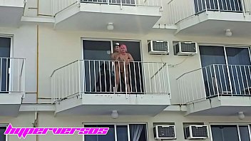 Горячая парочка начинает трахаться на балконе отеля в Акапулько, официантка замечает это и им ничего не говорит