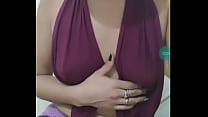 Teen fille montrant ses seins sur webcam en direct