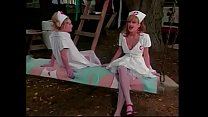 Bunny Love, Lola et Dayton Rain, infirmières de la remorque, sont en bonne forme avant leur service quotidien à l'hôpital, c'est de jouer à des jeux Sapphic après le petit-déjeuner rempli de perles, de je
