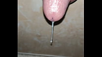 Melken eines Prostatadildos im Badezimmer