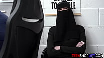 A muçulmana Delilah Day roubou lingerie, mas foi pega por um policial de shopping