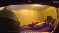 Una telecamera nascosta ha sorpreso la moglie a masturbarsi e venire