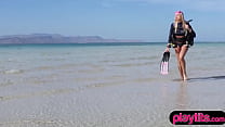 A loira incrível Khloe Terae tendo uma sessão especial de mergulho sexy