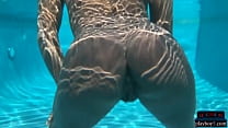 Modelo Ebony MILF Ana Foxxx mergulha nua em uma grande piscina e parece tão gostosa