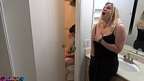 Stiefsohn beim Masturbieren im Badezimmer erwischt fickt Stiefmutter