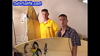 Surfistas jóvenes heterosexuales
