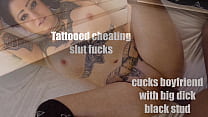 Татуированная неверная шлюшка трахает парня куколдой с черным ебарем с большим хуем