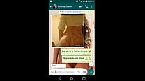Cycata kobieta w pracy rozmawia na WhatsApp i masturbuje się podczas rozmowy wideo