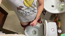 Der junge Kerl wichst einen Schwanz in der Toilette seines Nachbarn AHAH