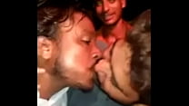 Индийские геи целуют друг друга без перерыва
