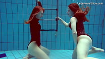 Diana Zelenkina und Simonna sexy Brünette im Pool