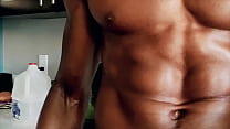 Black Guy (AJ Blackwood) joue avec sa bite Le trou du cul tire sa charge - Sean Cody