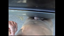Cumming encima de un coche