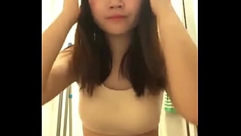 La giovane sorella di nome Linh ha appena compiuto 18 anni e si è masturbata