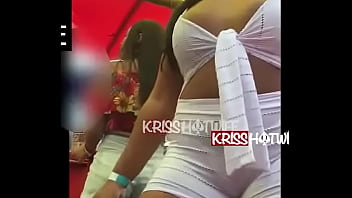 Kriss Hotwife s'exhibe bien dans le bar avec des vêtements transparents