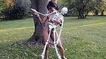 La star dell'ebano Envy Kenta è nuda che balla all'aperto con lo scheletro. Questa clip divertente mostra il suo corpo e il suo culo generoso.