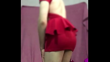 kurzes rotes Kleid tragen