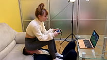 Девушка-геймер Кира в серых леггинсах использует своего раба-стула во время игры во время сидения на лице в полном весе (превью)