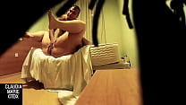 Oculta una cámara para grabar a la gorda mientras tiene sexo oral con él