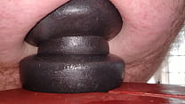 Enorme plug anale largo 11 cm che mi scopa il culo rasato da vicino.