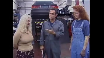 La dueña del taller de reparación de automóviles no está contenta con el trabajo de una gordita y le da una palmada en el culo.