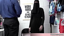 Süßes muslimisches Küken versuchte, einige gestohlene Sachen unter ihren Kleidern zu verbergen