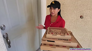 Джей Ромеро и Рион Кинг хотят пиццы, а Эмбер Сноу доставила ее свежей и горячей с дополнительным обслуживанием втроем.