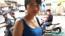 Une thaïlandaise aux gros seins en chaleur baise un inconnu blanc au garage du chauffeur de tuktuk