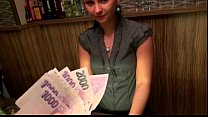 Süße Amateur Brünette Euro Barkeeperin Marie analysiert für Bargeld