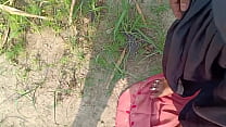 Die Zitze der Freundin eines Dorfmädchens wurde durch Drücken des entfernten Pussywassers zusammengedrückt