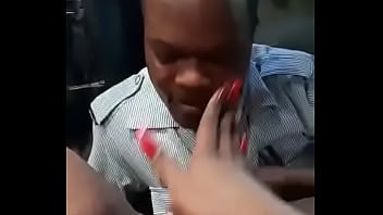 Ямайский полицейский лижет киску