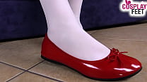 Geile Krankenschwester in Strümpfen spielt mit ihren Schuhen und Füßen