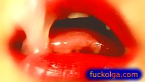 Extreme closeup sur les éjaculations dans la bouche et les lèvres