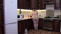 Naked BBW mit einer saftigen PAWG liebt es, Abendessen ohne Kleidung zu kochen. Hausgemachter Fetisch