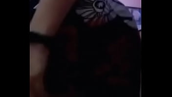 Femme remue son cul devant la caméra