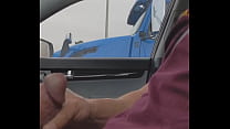 Trucker donne le pouce après avoir vu la bite