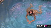 Impresionante MILF pelirroja Gia Marie posa desnuda en la piscina al aire libre