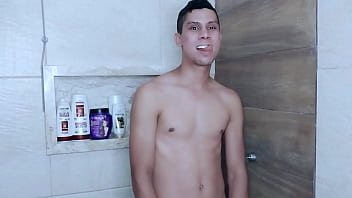 Junge in der Dusche (zweiter Teil auf redvideos)
