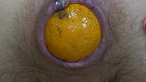 Schöne Beute schiebt Mandarinen aus ihrer harten analen Brünette in Nylons masturbiert Arschloch und haarige Muschi und schnüffelt und leckt dann ihren Tanga Selbst gemachter Fetisch