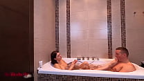 La massaggiatrice rimane con il cliente nella spa