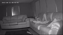 義理の姉が私のソファで自慰行為をしている隠しカメラに留守番