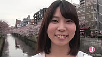 穿着白色内裤的微笑日本美女享受着被人指指点点和舔舐的乐趣