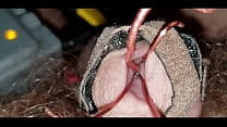 Los cables eStim de inyección de semen en el fondo de mi uretra para orinar los músculos y el exterior se adhieren a la mancha